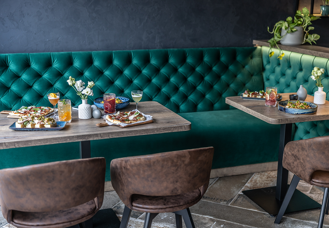 GT Bistro — zelené prešívané sedenie na mieru
